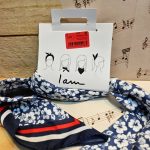 مینی اسکارف گل دار زمینه سورمه ای با کادر قرمز - تصویر 4